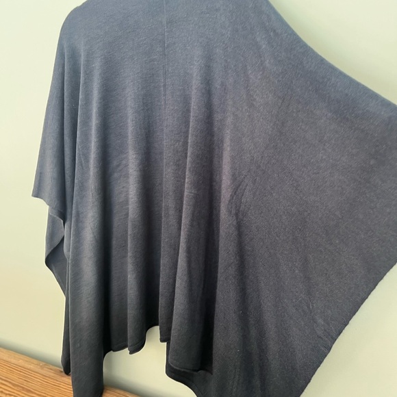 🧡🧡🧡Buy 1 get 1 of equal/less price free! Simply Noelle Navy Blue Shawl - Picture 5 of 5